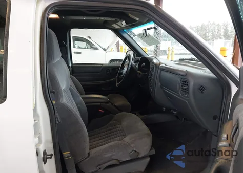 2001 Chevrolet Blazer Ls z USA, uszkodzony, nr VIN 1GNDT13W812206341